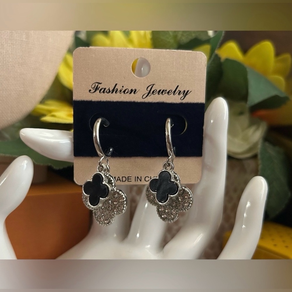 ✨ New ✨ Elegant Black and Silver Earrings ✨